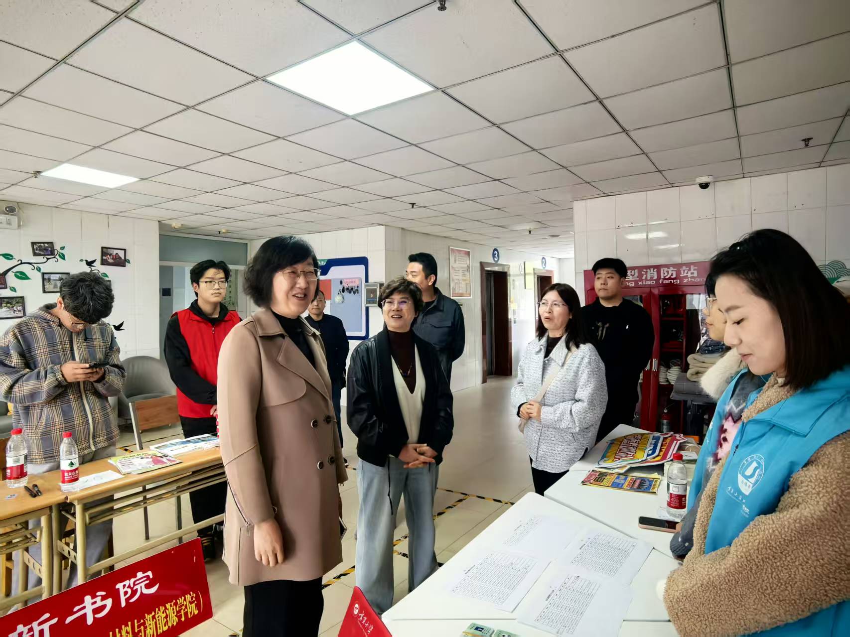 校党委副书记韩惠丽走访研究生迎新点并看望入学新生