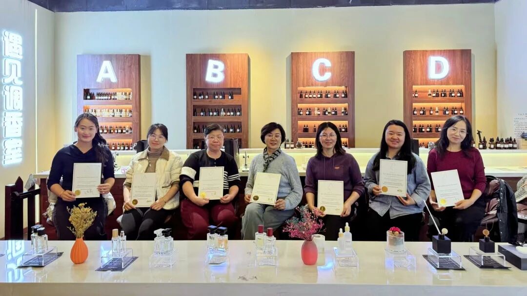 尚德书院三八妇女节创意调香工会活动暖人心